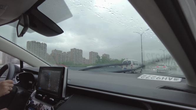 城市下雨天风景车内视角