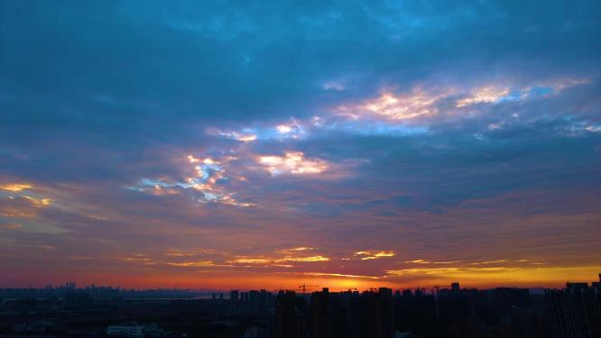 城市夕阳西下火烧云延时摄影