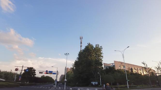城市郊区窗外的蓝天白云风景