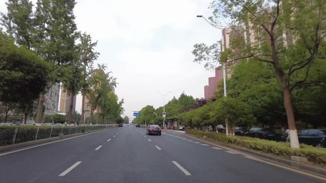 城市马路上面急速行驶的汽车