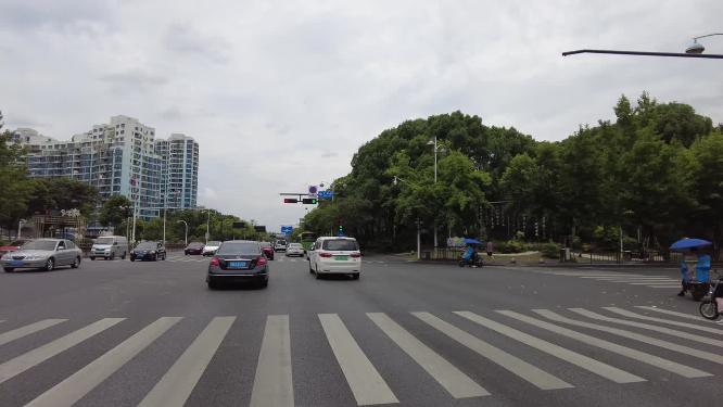 城市马路上面行驶的汽车车辆