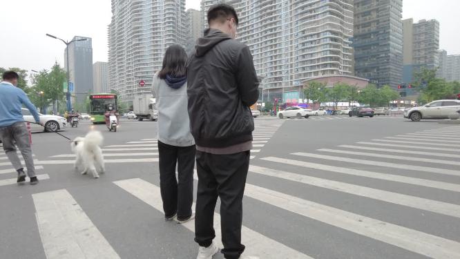 城市马路十字路口行人人流延时摄影