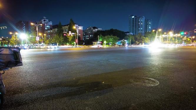 城市马路十字路口车流延时摄影