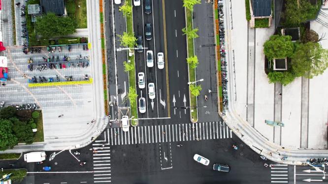 城市马路十字路口车辆车流延时摄影