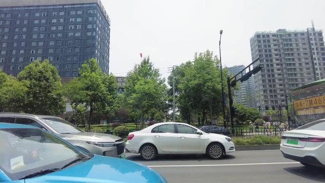 城市马路窗外的风景