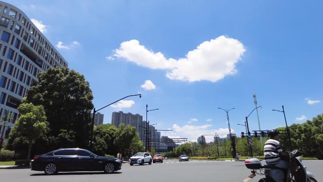 城市马路蓝天白云唯美空镜头
