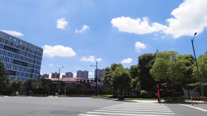 城市马路蓝天白云唯美风景