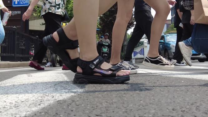 城市马路行人脚步