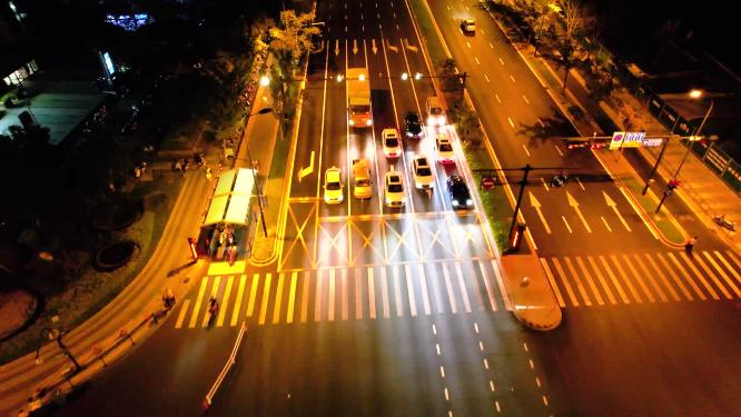城市马路行驶的汽车夜景
