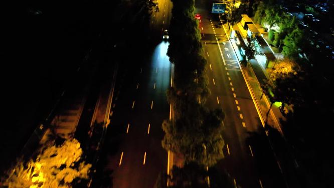 城市马路行驶的车辆车流夜景