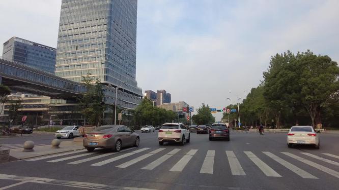 城市马路风景开车第一视角