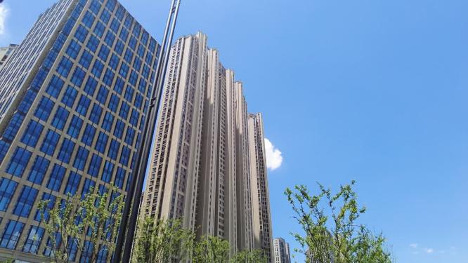 城市马路高球大厦仰视空镜头