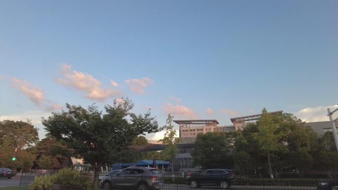 城市黄昏下的风景开车第一视角