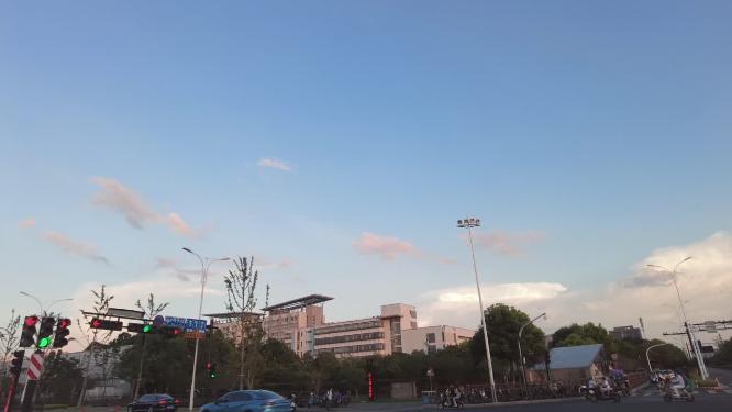 城市黄昏时分开车第一视角