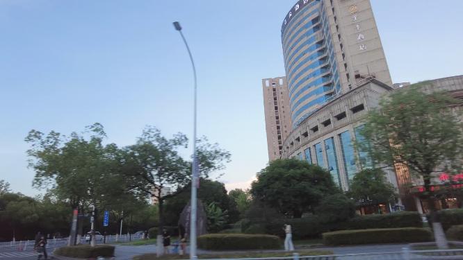 城市黄昏风景开车第一视角