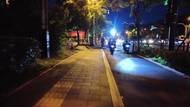 夜晚下班的车流