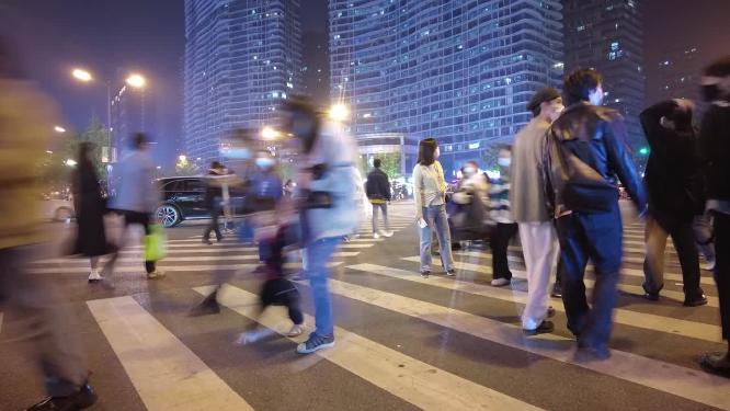 夜晚人行道人来人往