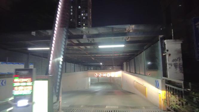 夜晚汽车开小区车库回家