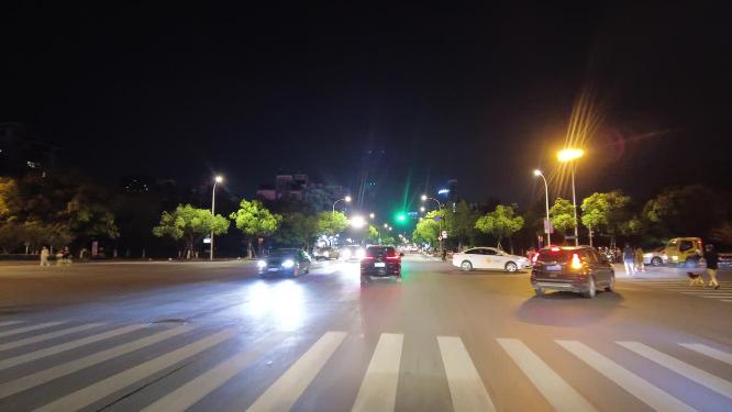 夜晚马路上面的汽车
