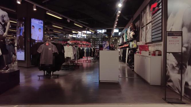 运动服饰品牌实体店大门口