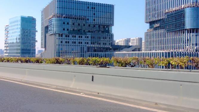 城市汽车窗外的风景侧面视频素材