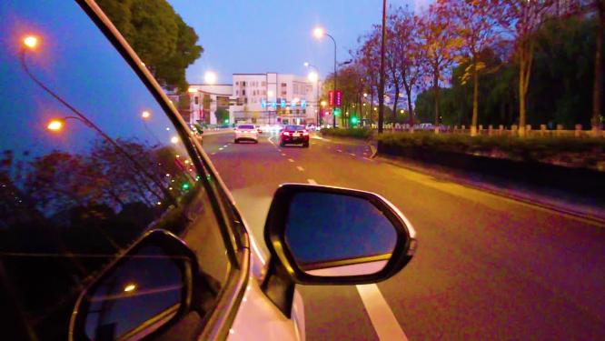 夜晚汽车在马路上行驶视频素材44