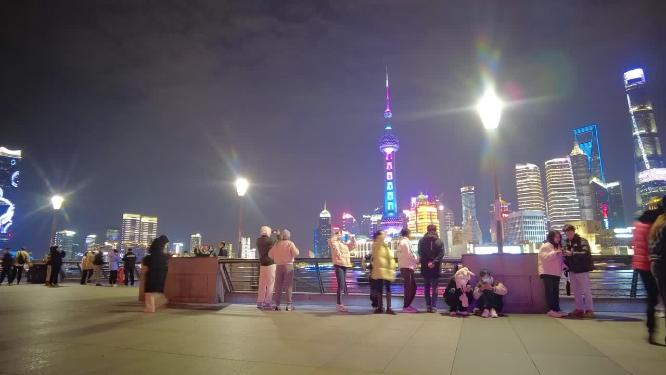 上海外滩夜晚游客在游玩拍照延时摄影视频素材