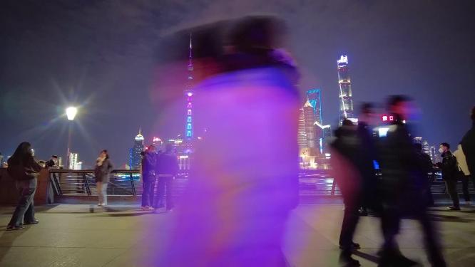 上海外滩游客在游玩延时摄影夜景视频素材