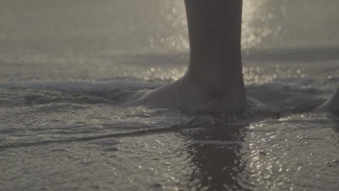 美女 泳装 海边 沙滩 日落 慢镜头 唯美