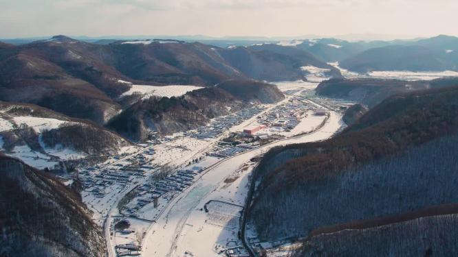 4k航拍雪后的山林