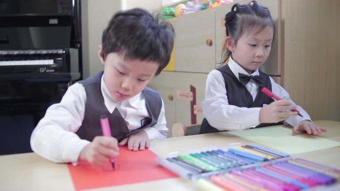 幼儿园两个小孩画画