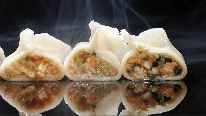 水饺饺子倒影冒烟横截面特写