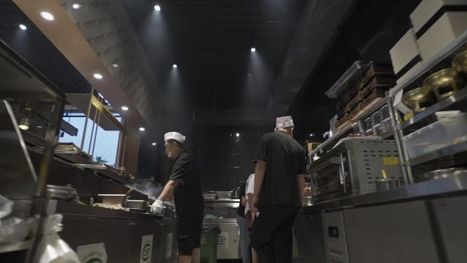 厨房里厨师工作烧烤烹饪