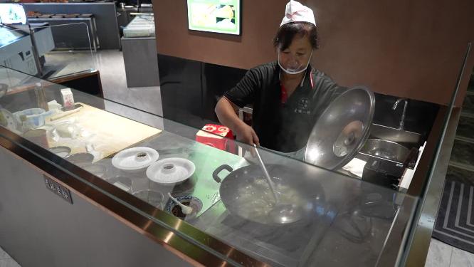 厨房里厨师工作烧烤烹饪