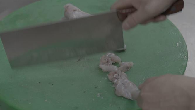 厨师在厨房烧烤做菜