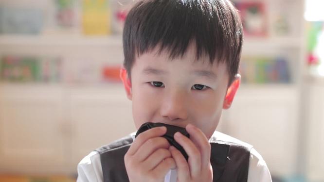 幼儿园孩子笑容玩耍积木绘画活动