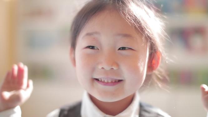 幼儿园孩子笑容玩耍积木绘画活动