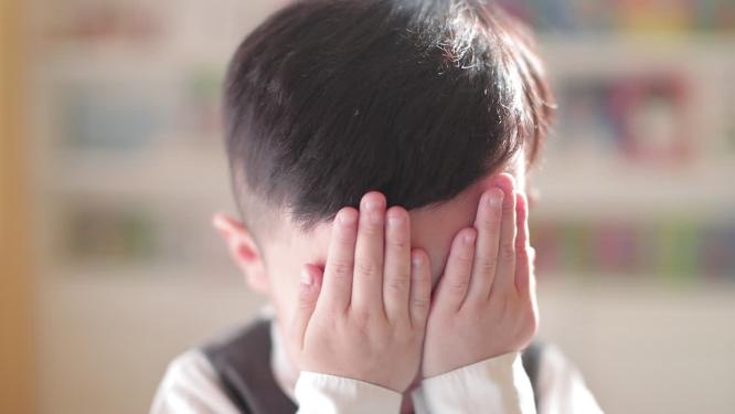 幼儿园孩子笑容玩耍积木绘画活动