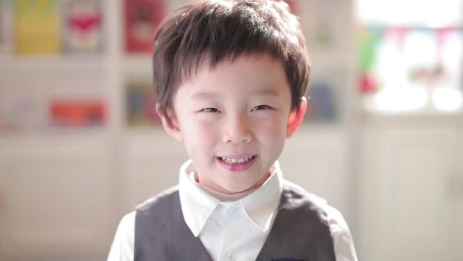 幼儿园孩子笑容玩耍积木绘画活动