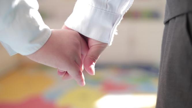 幼儿园孩子笑容玩耍积木绘画活动