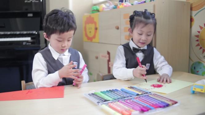 幼儿园孩子笑容玩耍积木绘画活动
