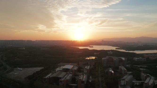 黄昏唯美逆光航拍城市风光