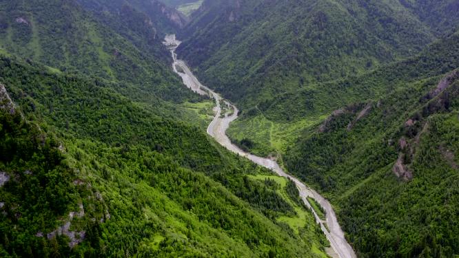险峻山川峡谷之间河流航拍