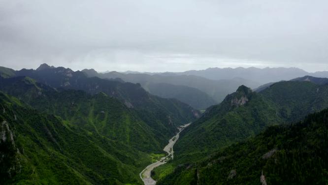 险峻山川峡谷之间河流航拍