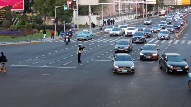 城市马路交警指挥车流