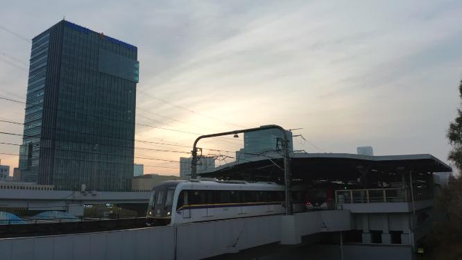 清晨日出城市地铁出站