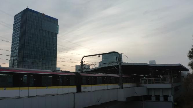 清晨日出城市地铁进站