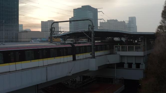 清晨日出城市地铁进站