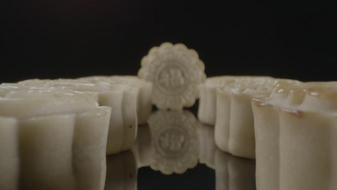 月饼 中秋圆月和月饼创意拍摄