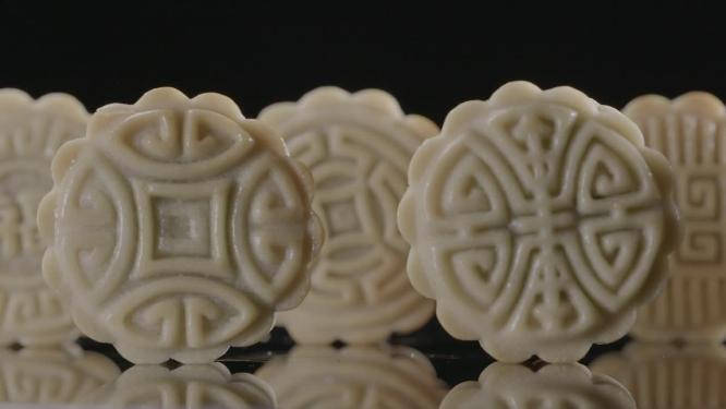 月饼 中秋圆月和月饼创意拍摄